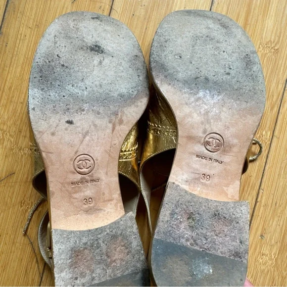 CHANEL Gold Runway 2015 sandal 39 Like New